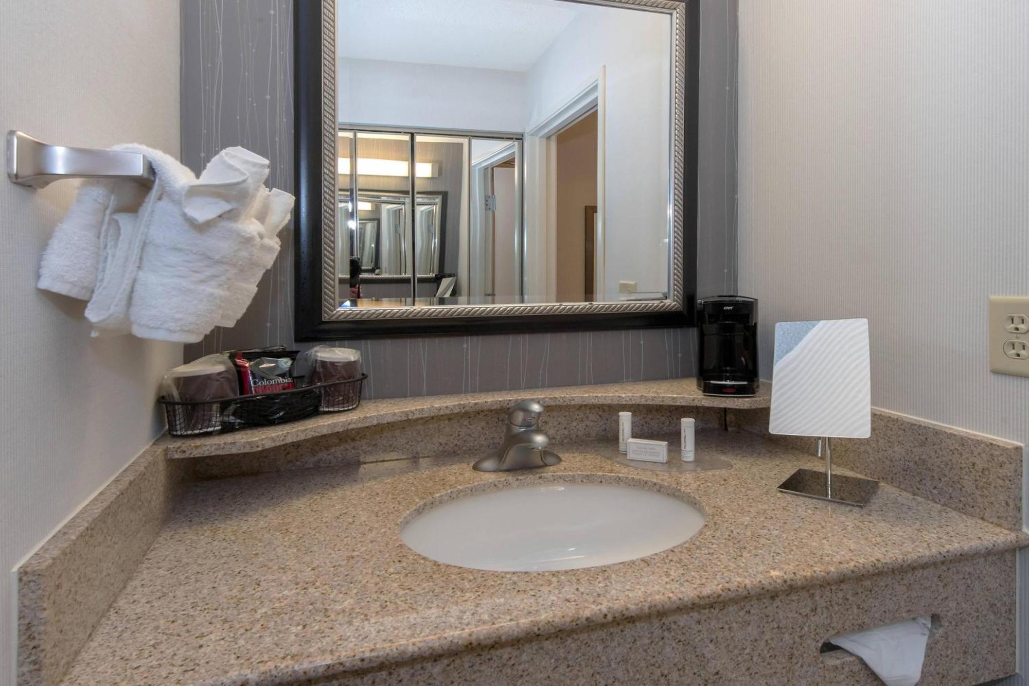 Courtyard By Marriott Albany Hotel Exterior foto